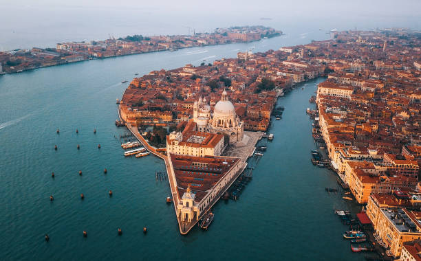 luftaufnahme des canal grande bei sonnenaufgang - venedig stock-fotos und bilder