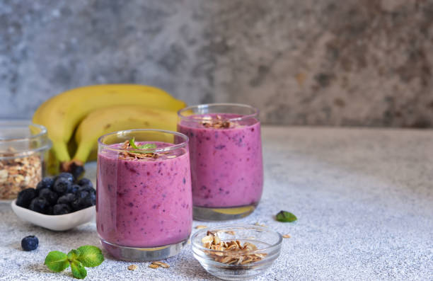 frullati di banana, mirtillo e muesli. menu detox. - healthy lifestyle cranberry healthy eating milk shake foto e immagini stock