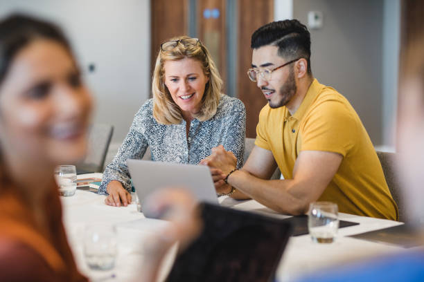 hipster młody człowiek pokazano kobieta kolega laptop - business asian ethnicity multi ethnic group business meeting zdjęcia i obrazy z banku zdjęć