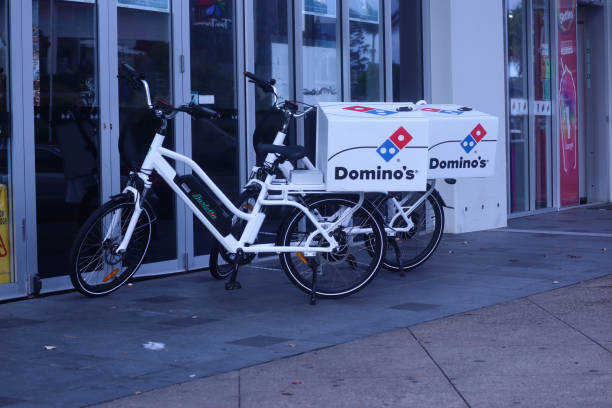 dominos pizza bici ibride australia - dominos pizza foto e immagini stock