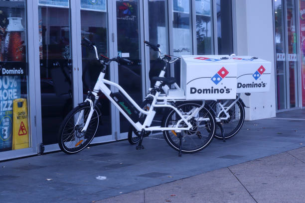 dominos pizza bici ibride australia - dominos pizza foto e immagini stock