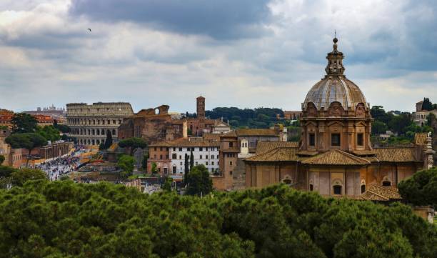 koloseum i kościół w rzymie pod pochmurnym niebem - cupola people rome lazio zdjęcia i obrazy z banku zdjęć