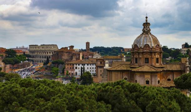 колизей и церковь в риме под облачным небом - cupola people rome lazio стоковые фото и изображения