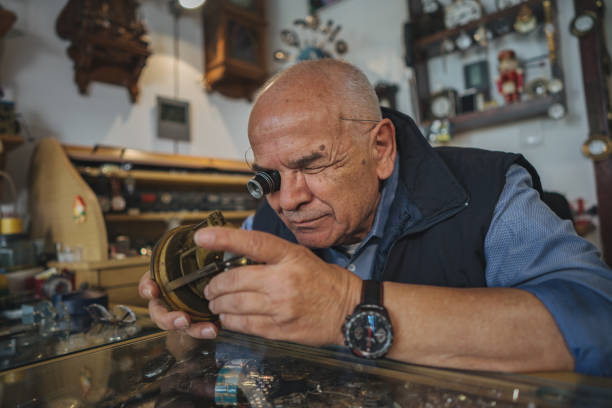 reparador reparando relógio antigo - watch maker work tool watch equipment - fotografias e filmes do acervo