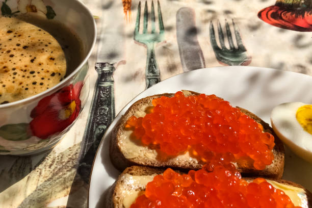panino con caviale rosso e uova sode, tazza di caffè. mattina br - serving quail food delicatessen foto e immagini stock