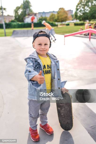 Bacteriën Versnel Lijkenhuis Kleine Jongen 35 Jaar Oud Hand Duim Omhoog Kinderen Skate Skateboard  Weekend Breaks Onderwijs Opleiding Eerste