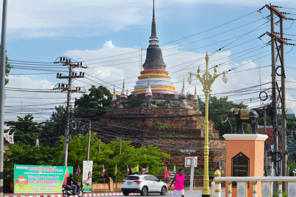pagode do templo wat ratchaburana em phitsanulok - ratchaburana - fotografias e filmes do acervo