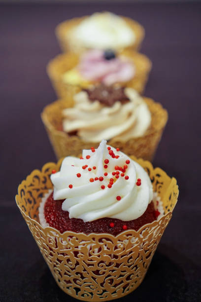 cupcakes - cupcake chocolate pink polka dot stock-fotos und bilder