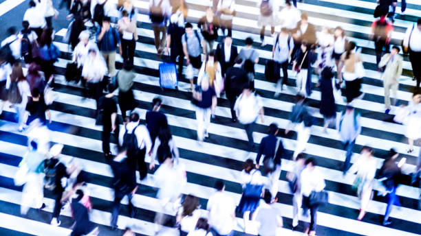 東京交差点の横断歩道を歩く人 - オフィス街　日本 ストックフォトと画像
