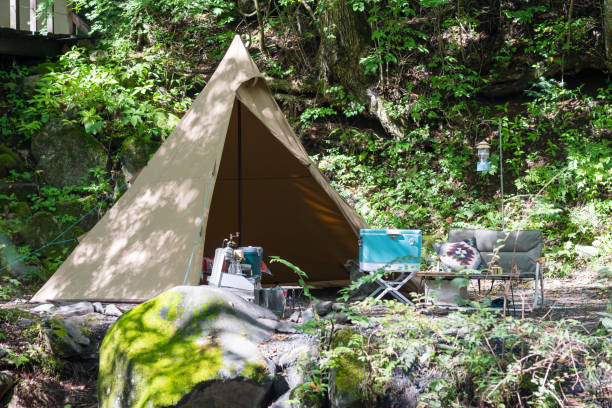 豊かな自然の中のテント(キャンプと旅行のイメージ) - キャンプする ストックフォトと画像