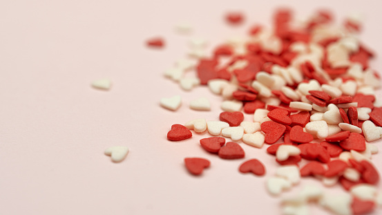 Corazones de caramelo pequeños, dulces, rojos y blancos photo
