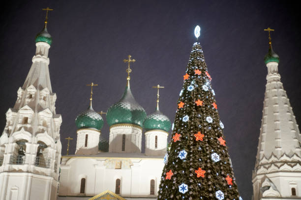 jaroslawl. kirche von ilja, dem propheten. weihnachtsfeierlichkeiten auf dem hauptplatz der stadt. - yaroslavl russia religion church stock-fotos und bilder