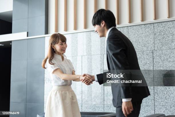 ビジネスイメージ、男性と女性のオフィスワーカーが握手