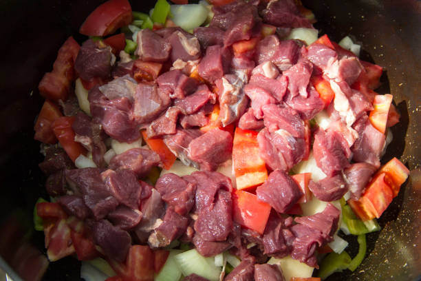 metalowy garnek z składnikami zupy warzyw i mięsa - pot roast roast beef beef raw zdjęcia i obrazy z banku zdjęć