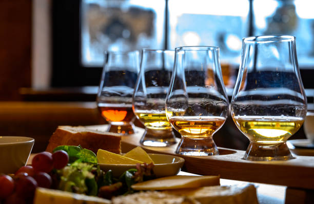 verkostung von original schottischem käse und whisky, teller mit schottischem käse und einer auswahl an scotch in gläsern - tasting stock-fotos und bilder