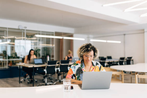 freelance businesswoman working in coworking office - hot desking imagens e fotografias de stock