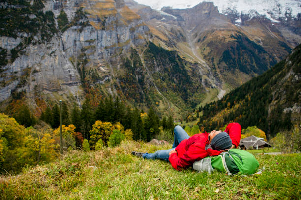 homme indonésien prenant l'aventure seul dans les alpes européennes, murren - muerren photos et images de collection