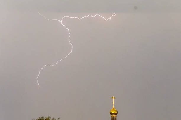 ドームとcrの上空で雷雨の間に雷 - german culture flash ストックフォトと画像