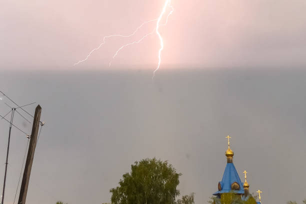 foudre pendant un orage dans le ciel au-dessus du dôme et du cr - gods rays audio photos et images de collection