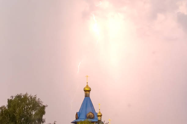 relâmpago durante uma tempestade no céu acima da cúpula e cr - gods rays audio - fotografias e filmes do acervo