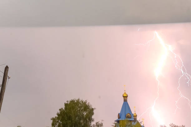 ドームとcrの上空で雷雨の間に雷 - german culture flash ストックフォトと画像