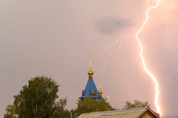 ドームとcrの上空で雷雨の間に雷 - german culture flash ストックフォトと画像