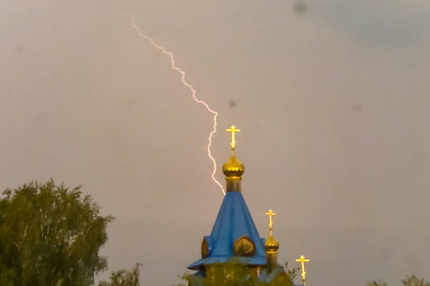 relâmpago durante uma tempestade no céu acima da cúpula e cr - gods rays audio - fotografias e filmes do acervo