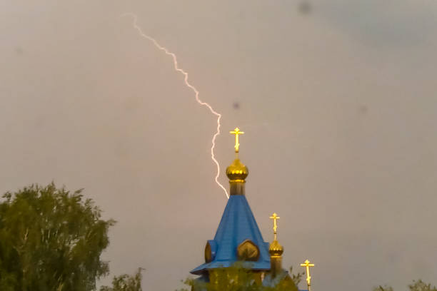 молния во время грозы в небе над куполом и кр - gods rays audio стоковые фото и изображения