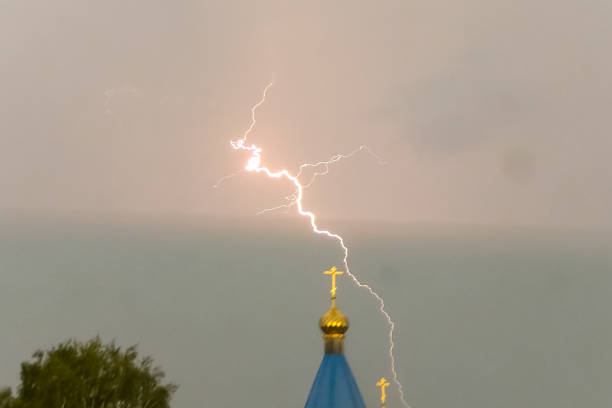 relâmpago durante uma tempestade no céu acima da cúpula e cr - gods rays audio - fotografias e filmes do acervo