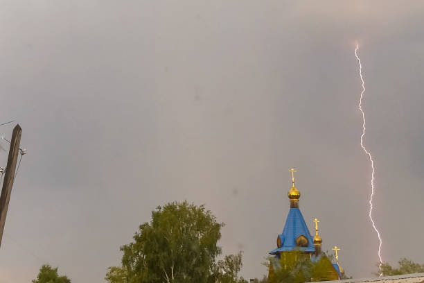 ドームとcrの上空で雷雨の間に雷 - german culture flash ストックフォトと画像