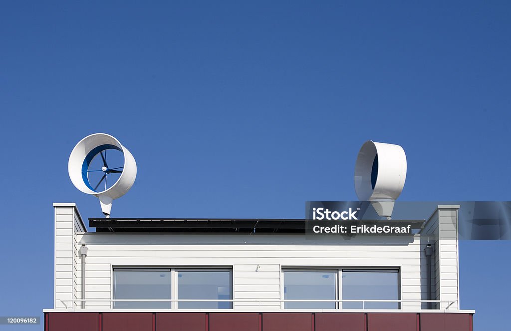 Residencial turbinas eólicas - Foto de stock de Pequeño libre de derechos