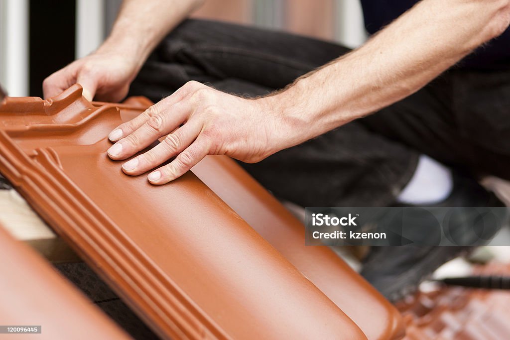 Tiler sur le toit avec un nouveau carrelage - Photo de Toit en tuiles libre de droits