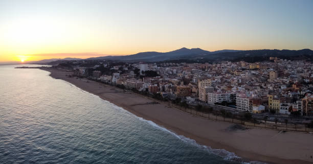 vista panorámica aérea de canet de mar en la costa del maresme, cataluña, españa. - maresme fotografías e imágenes de stock