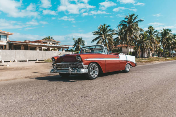 varadero, cuba. 22 novembre 2019: l'americana chevrolet oldtimer pedala sulla strada sullo sfondo di palme sull'isola di cuba. - varadero beach foto e immagini stock