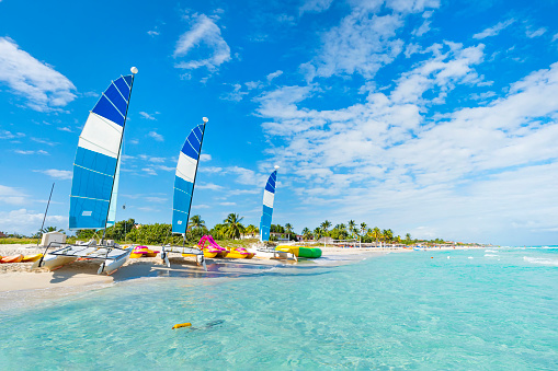 Hermoso paisaje marino con agua turquesa clara. los veleros están estacionados en la arena. hermosa playa de Varadero en Cuba en un día soleado de verano photo