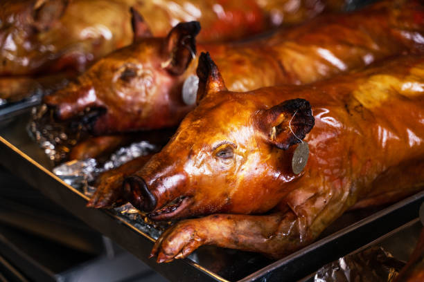 целые жареные свиньи - spit roasted pig roasted food стоковые фото и изображения