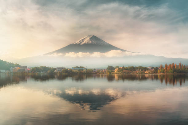 reflejo de la montaña fuji sobre el agua con paisaje de amanecer - prefectura de yamanashi fotografías e imágenes de stock