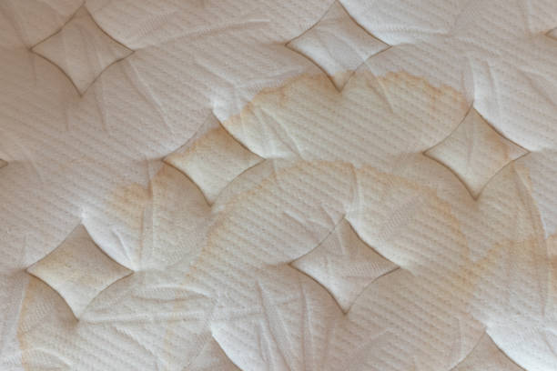 fond et texture de lit humide. taches sales de pipi d'enfant sur le matelas. concept : les allergies lit besoin de nettoyage. - enuresis photos et images de collection