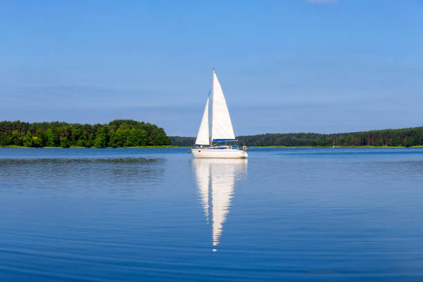 vacaciones en polonia - velero en el lago niegocin, masuria - voivodato de pomerania fotografías e imágenes de stock