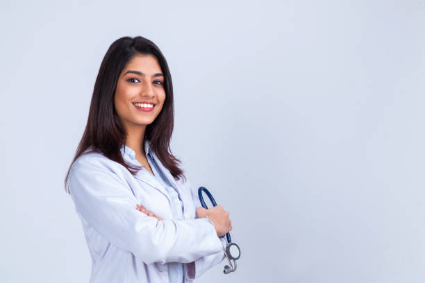 청진기, 허리까지 흰색 코트에 아시아 아름다운 여성 의사의 의료 개념. 의대생. 카메라를 보고 웃고 있는 여성 병원 근로자, 스튜디오, 회색 배경 - 의사 이미지 뉴스 사진 이미지