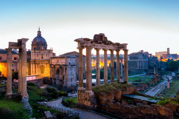 ruínas romanas em roma, fórum. ruínas antigas do fórum de romanum. ruínas do arco septimius severo e do templo de saturno, roma, itália. - património mundial da unesco - fotografias e filmes do acervo