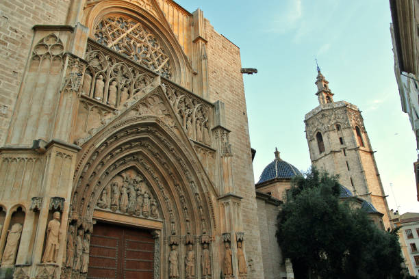 walencja. widok na katedrę i dzwonnicę micalet - valencia cathedral zdjęcia i obrazy z banku zdjęć