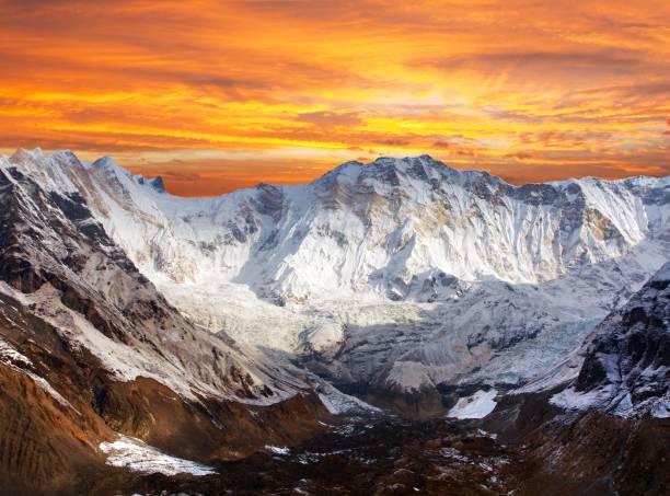 гора аннапурна 1 из южного базового лагеря аннапурна - annapurna range стоковые фото и изображения