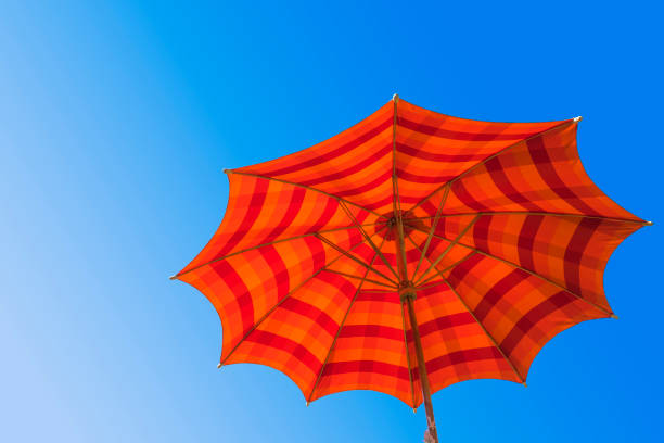 colorido paraguas blanco azul cielo fondo - rainbow umbrella descriptive color multi colored fotografías e imágenes de stock