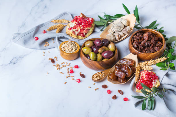 tu bishvat símbolos de vacaciones - frutos secos, granada, cebada, trigo - globe grape fotografías e imágenes de stock