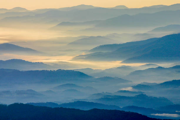 восход солнца на бесконечных холмах блу ридж в северной каролине. - panoramic great appalachian valley the americas north america стоковые фото и изображения