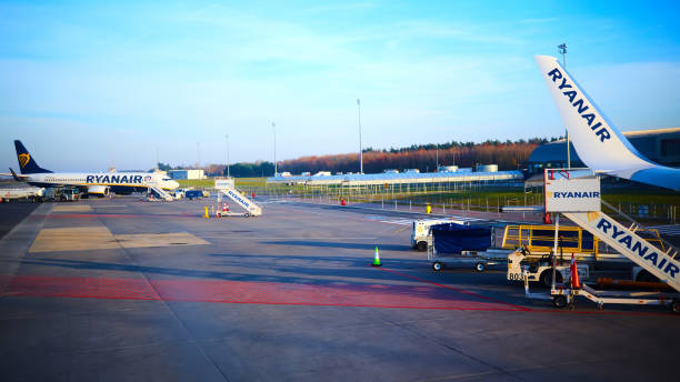 preparando-se para o embarque ao plano de ryanair no aeroporto de varsóvia modlin em poland - modlin airport - fotografias e filmes do acervo