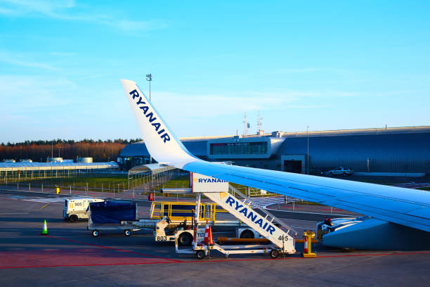 preparando-se para o embarque ao plano de ryanair no aeroporto de varsóvia modlin em poland - modlin airport - fotografias e filmes do acervo