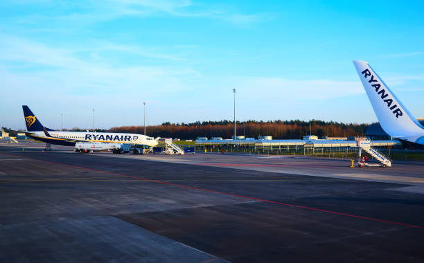 preparando-se para o embarque ao plano de ryanair no aeroporto de varsóvia modlin em poland - modlin airport - fotografias e filmes do acervo