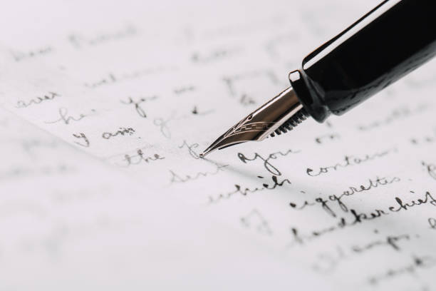pluma estilográfica en papel con primer plano de texto de tinta - writing pen letter fountain pen fotografías e imágenes de stock